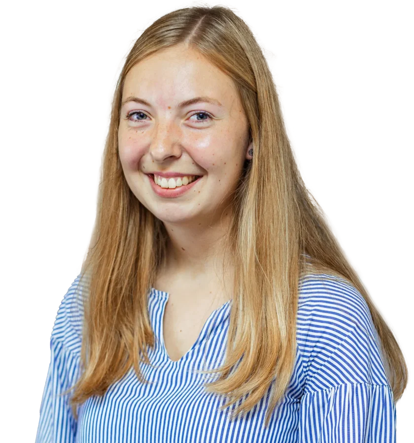 Theresa, Dualstudentin bei Verallia im zweiten Jahr des Studiengangs BWL Industrie (B.A.), lächelt in die Kamera.